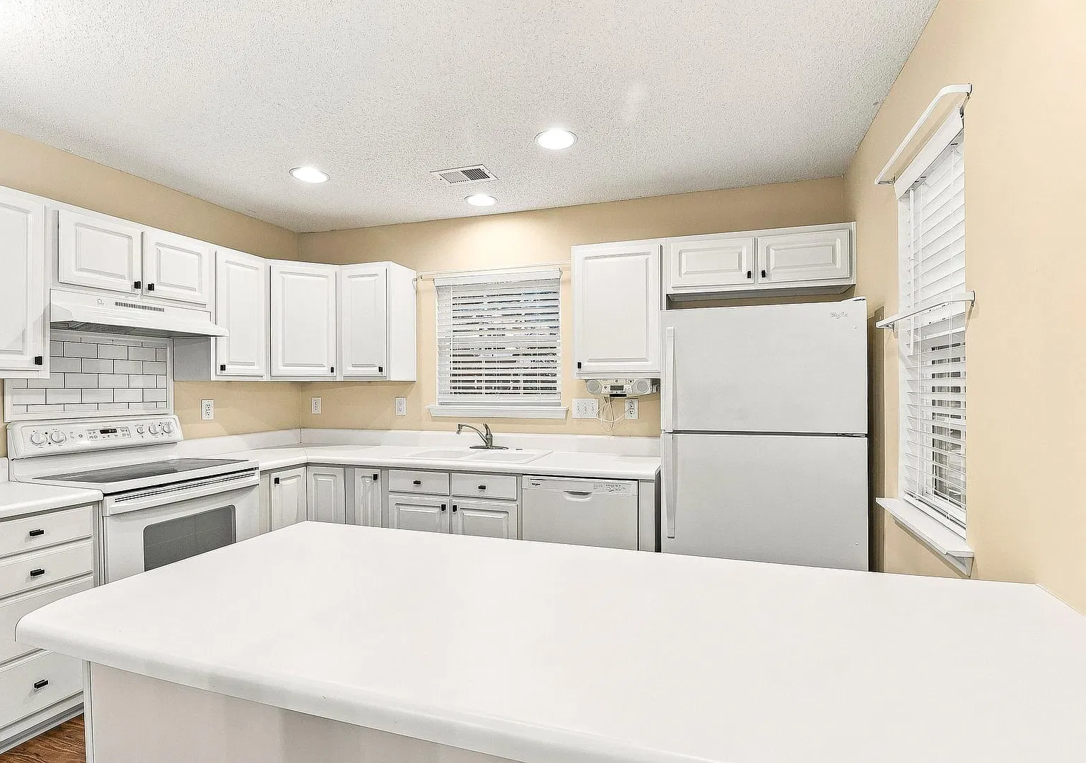 Bennington Place Beauty 2 Beds, 2.5 Baths, Versatile Loft & More! — Photo 3