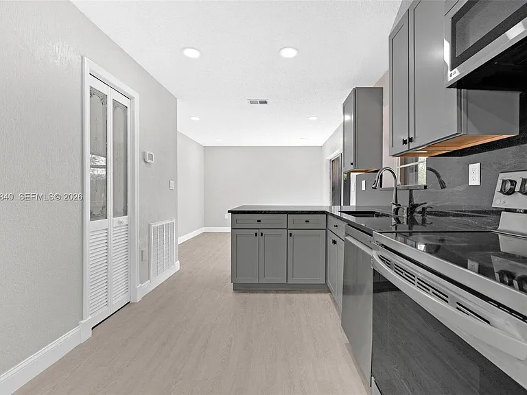 10065 NW 54th Ter — Photo 10
