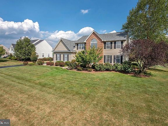 4th image of 327 Clayton Manor Dr