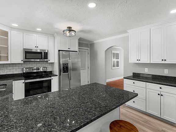 4th image of 3115 Eloise Dr