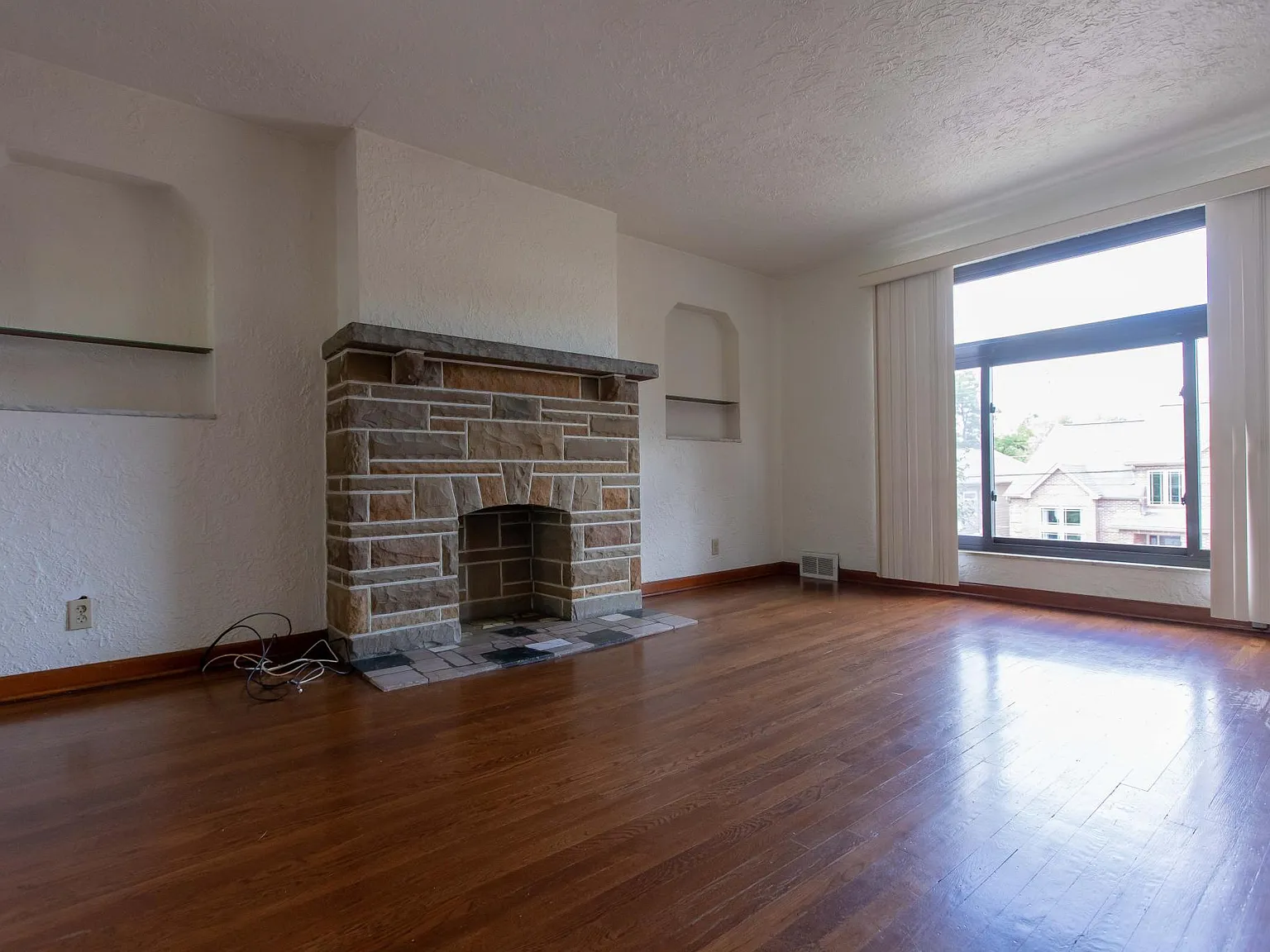 3 bed, 1.5 bath, 1344 sqft, $2,100 — Photo 4