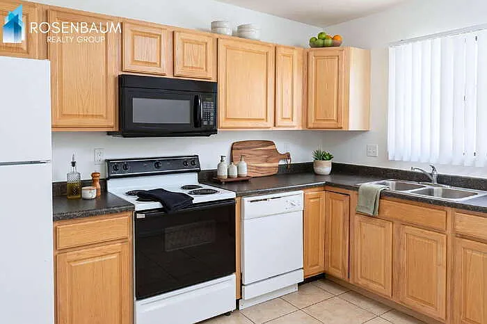 3 bed, 2.0 bath, 939 sqft, $1,200 — Photo 3