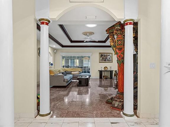 5th image of 196 NW Clubview Cir