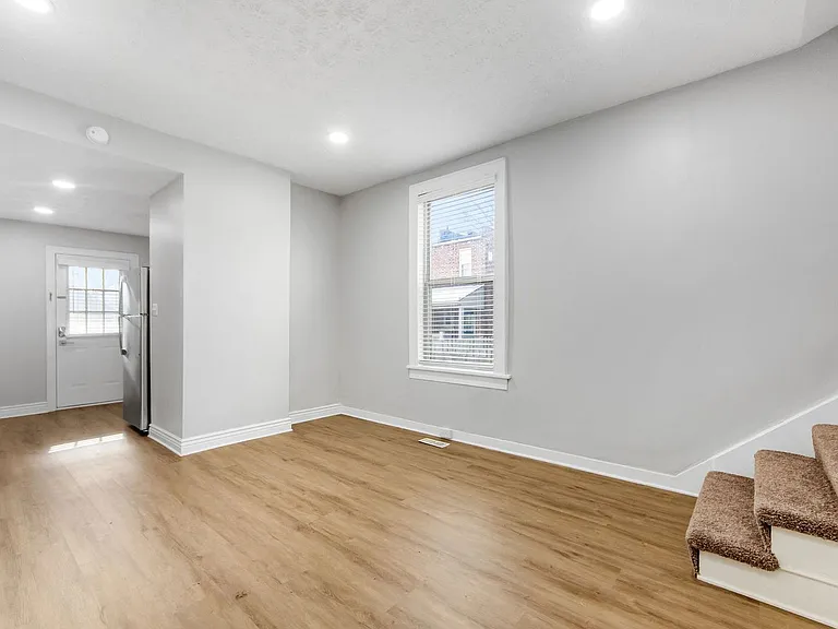 415 Mithoff St — Photo 12