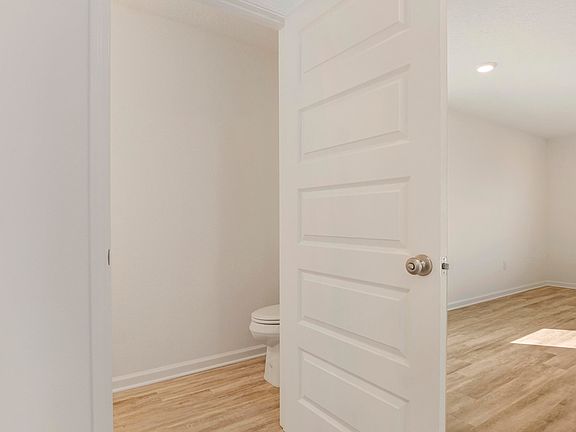 5th image of 165 Arrowwood Blvd