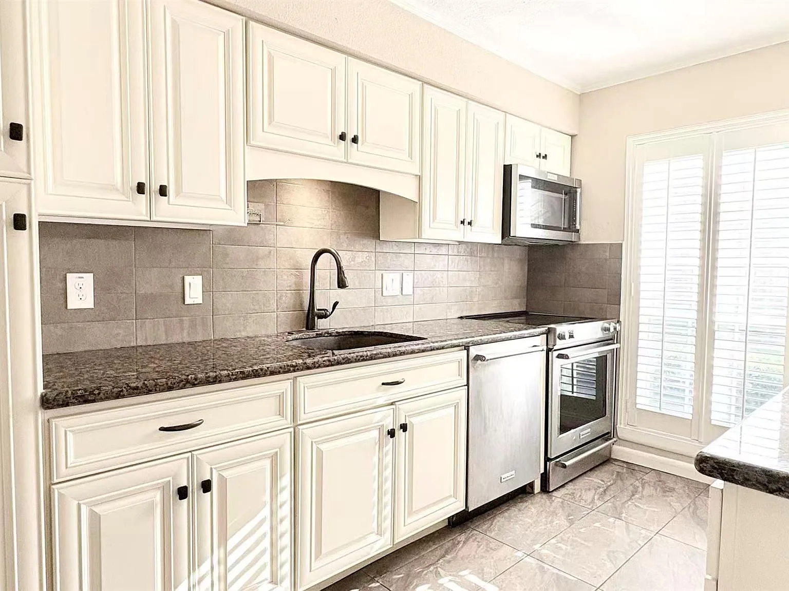 2 bed, 1.5 bath, 1020 sqft, $1,800 — Photo 3