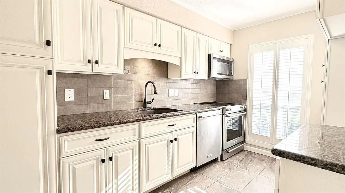 Building Photo - 12743 Huntingwick Dr #149