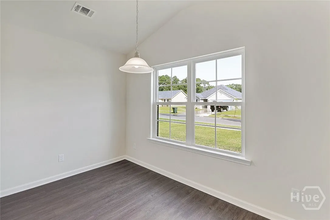 3 bed, 2.0 bath, 1565 sqft, $1,900 — Photo 3