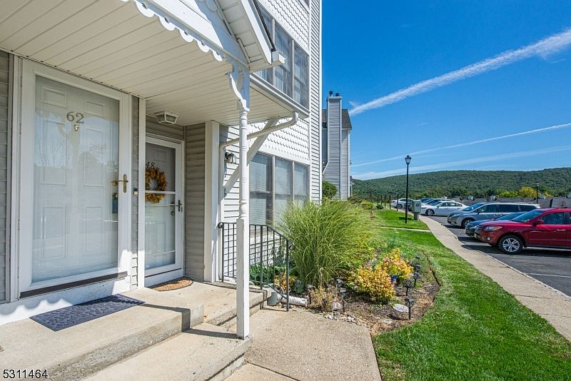 1st image of 62 Burlington Ct