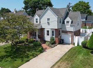 14 Buckingham Rd, Merrick, NY 11566