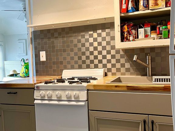 kitchen (with stuff)