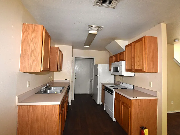 902-904 Sagewood Trl — Photo 13