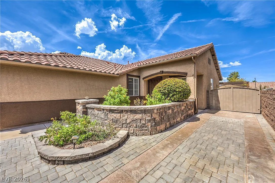 3 bed, 2.0 bath, 1444 sqft, $2,700 — Photo 2
