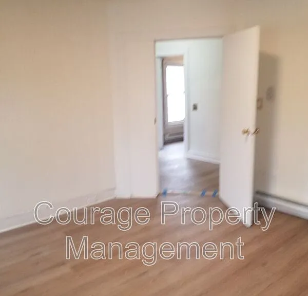 514 W 1st St #B — Photo 5