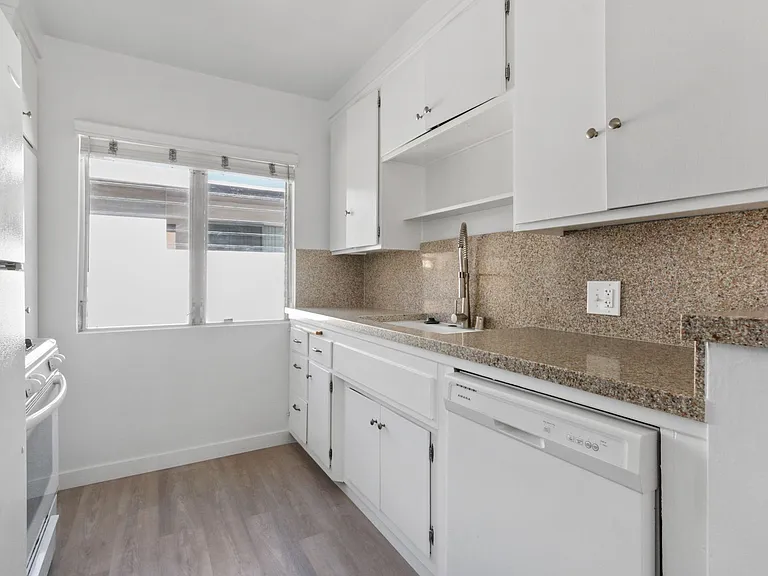 11615 Darlington, Prime Brentwood, Steps to San Vicente — Photo 3