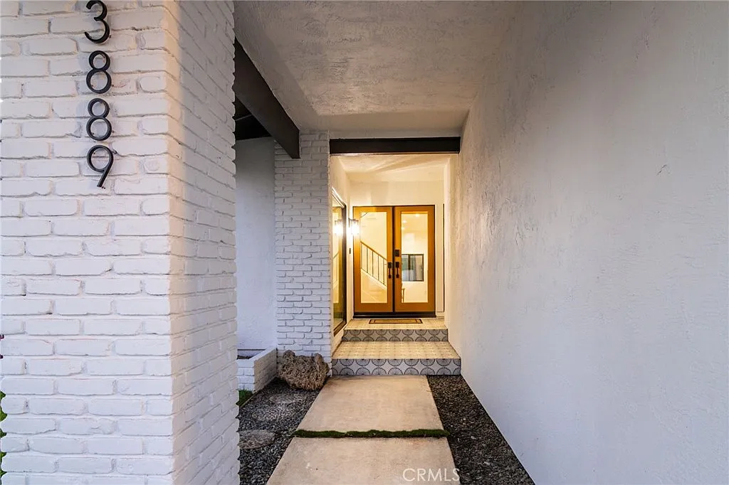 4 bed, 2500 sqft, $9,500 — Photo 2