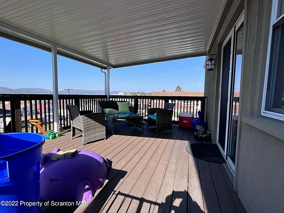 4th image of 910 Orchard St