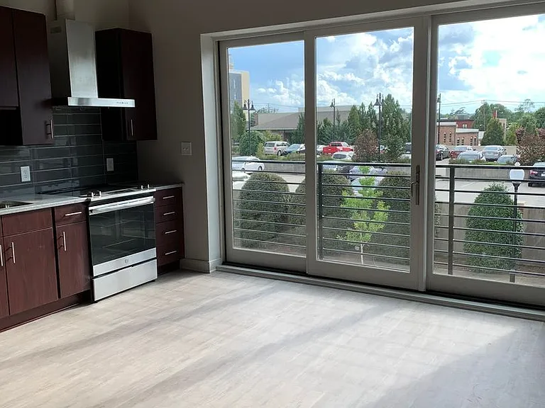 142 Social: Luxury 1 & 2 bedroom apartments with private outdoor space and covered, secured parking. — Photo 8
