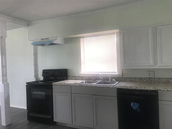 4th image of 608 Water St