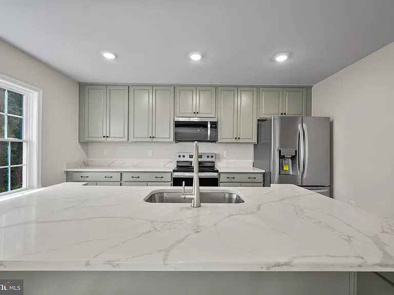 106 Mate Ct — Photo 12