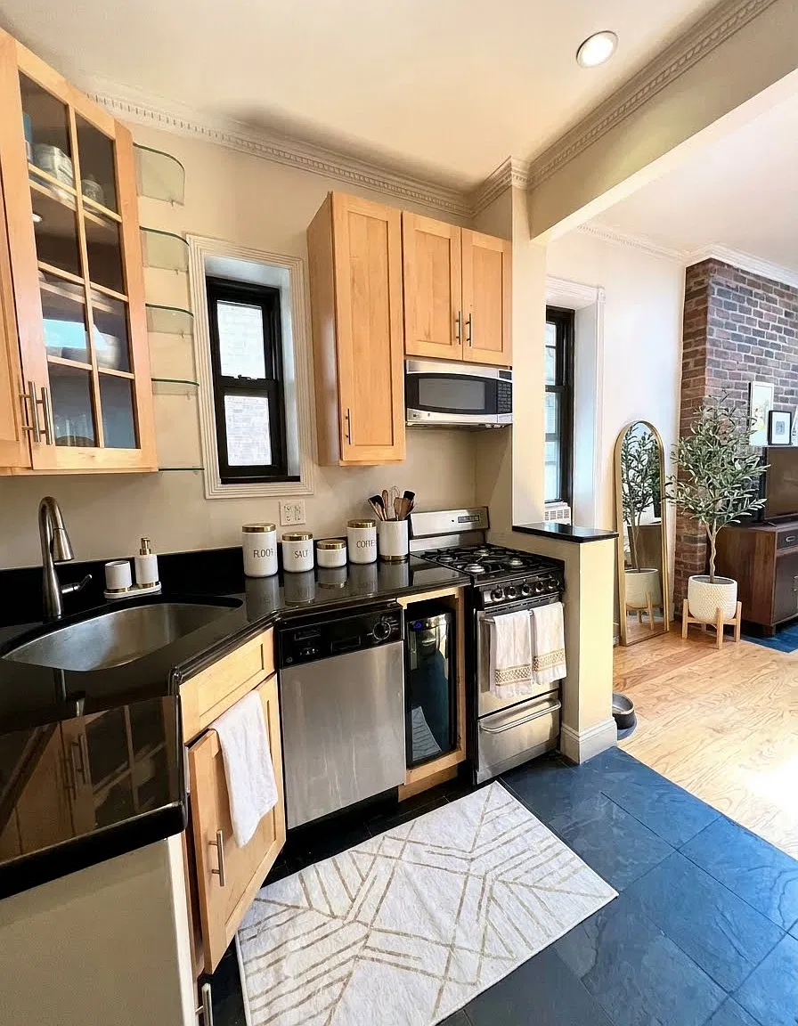 209 East 25th Street — Photo 3