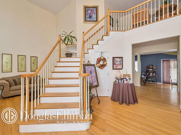 3rd image of 23 Crescent Cove Cir