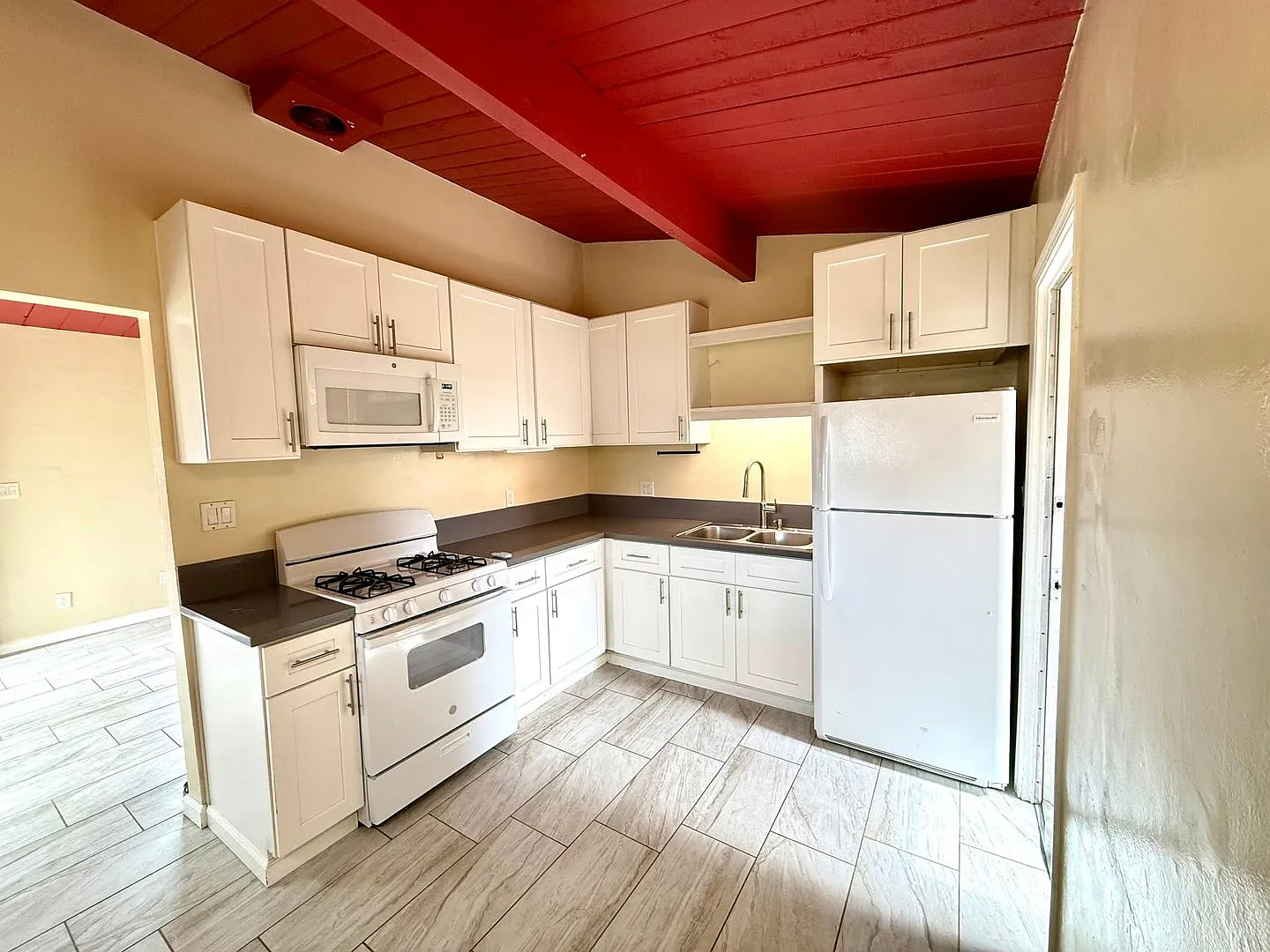 Charming 2-Bedroom Corner Lot Duplex Home in Clairemont with Private Yard! — Photo 3