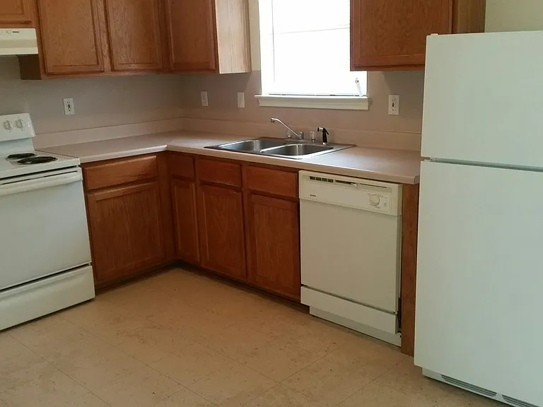 3204 Hereford Ln — Photo 2