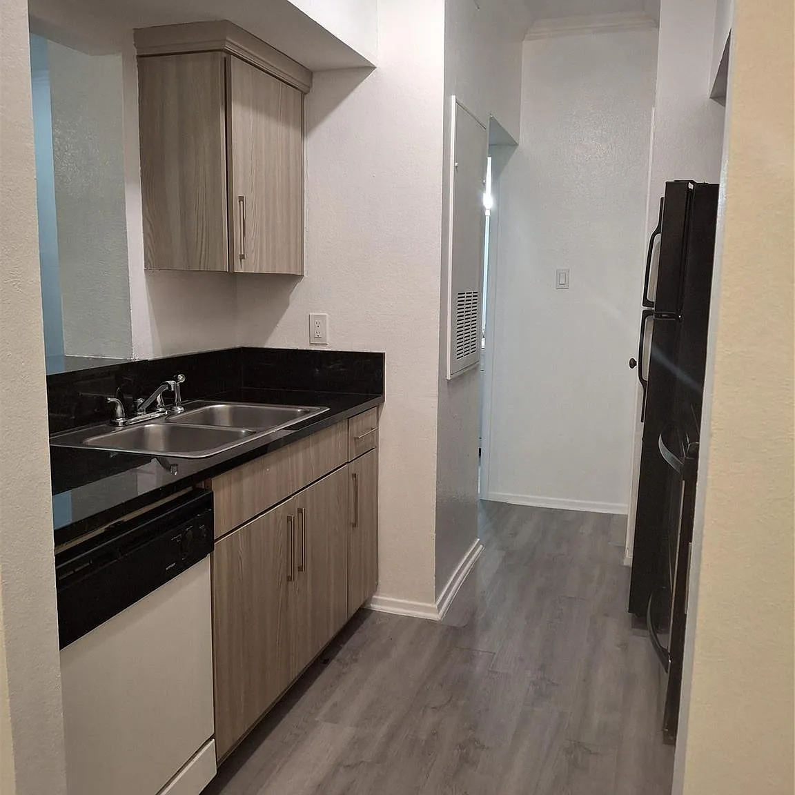 1 bed, 1.0 bath, 744 sqft, $1,200 — Photo 4