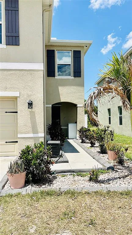 4 bed, 2.5 bath, 2078 sqft, $2,600 — Photo 2