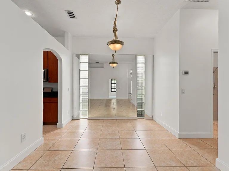 435 SW Jefferson Cir — Photo 10