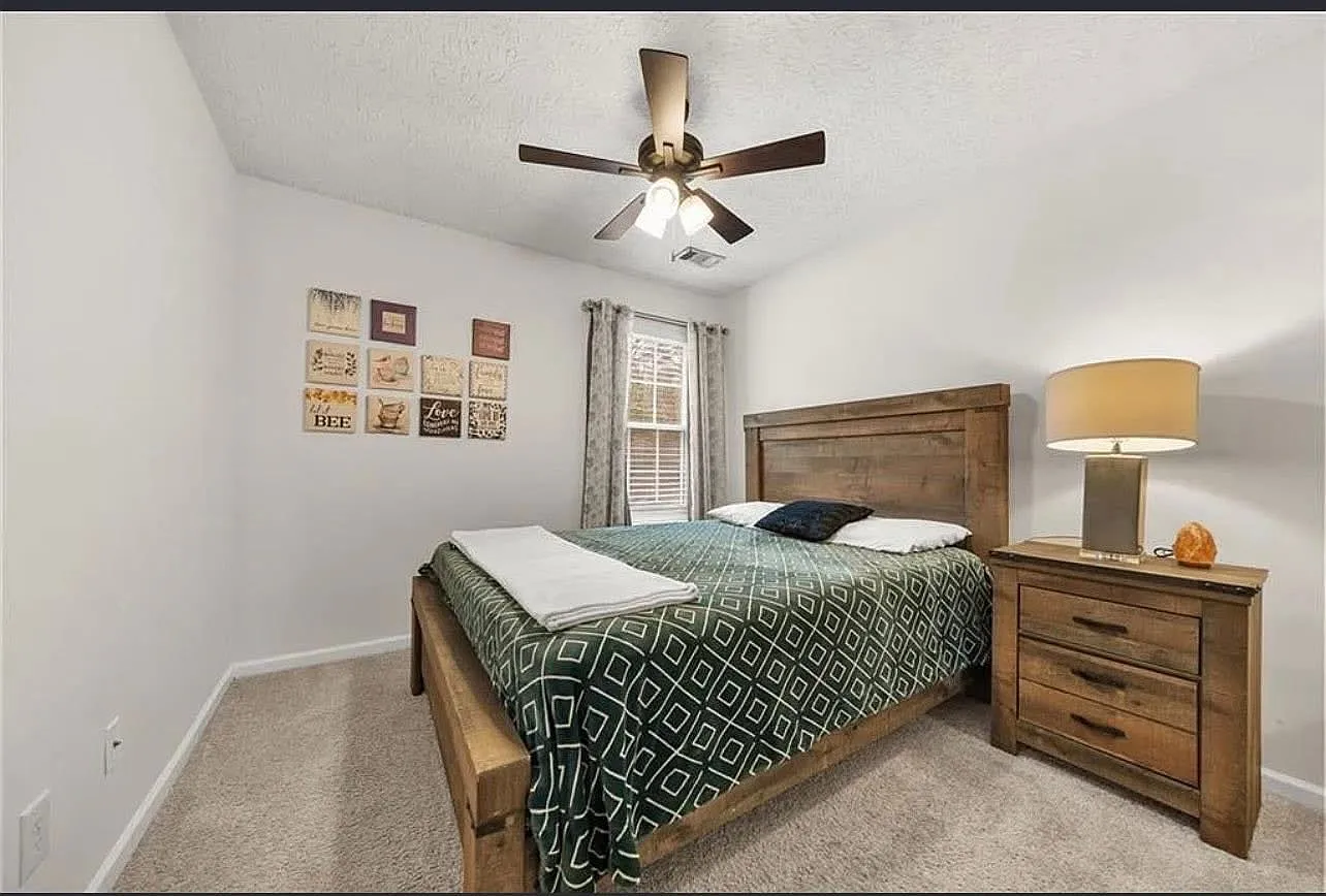 3 bed, 1260 sqft, $2,400 — Photo 3