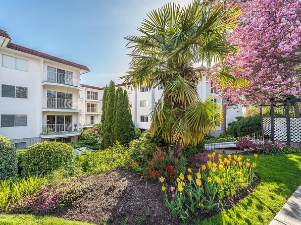 1233 Fairfield Rd #110, Victoria, BC V8V 3B4