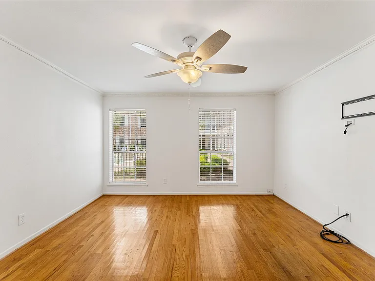 359 N Post Oak Ln #127 — Photo 14