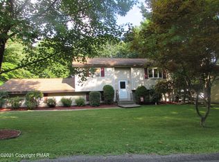10 Stacey Ln, Mount Pocono, PA 18344