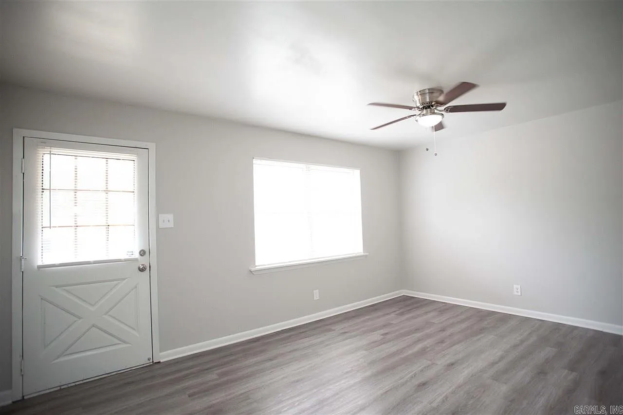 3 bed, 1.0 bath, 1092 sqft, $1,025 — Photo 2
