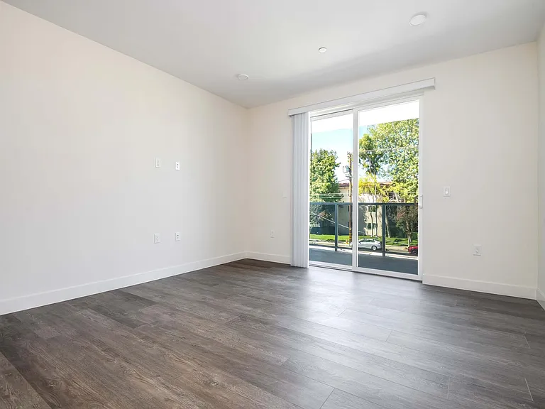 6120 Woodman Ave #101 — Photo 24