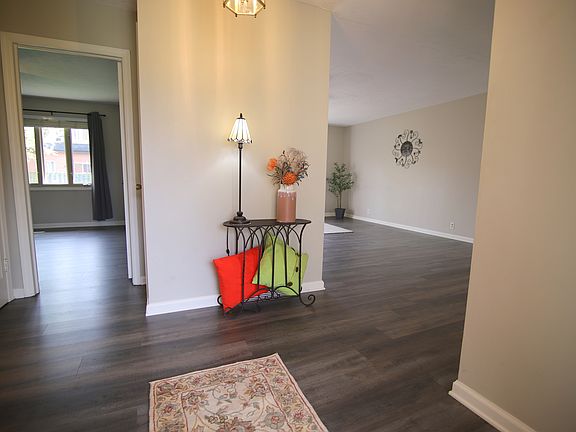 3rd image of 1121 Canterbury Ct