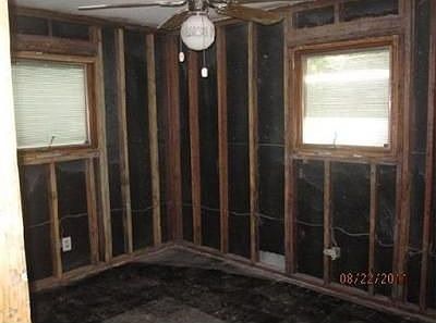 5th image of 4019 Calumet St