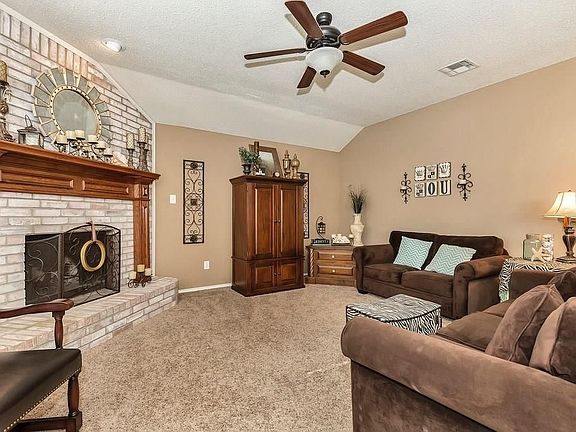 3rd image of 805 Preston Dr
