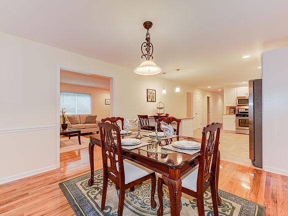 Dining room with chair rail molding