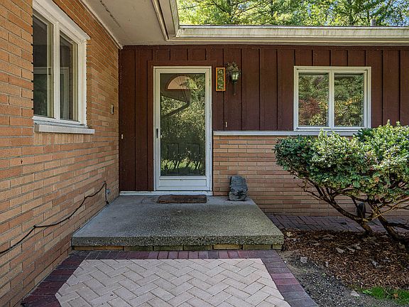 4th image of 442 Huntington Pl