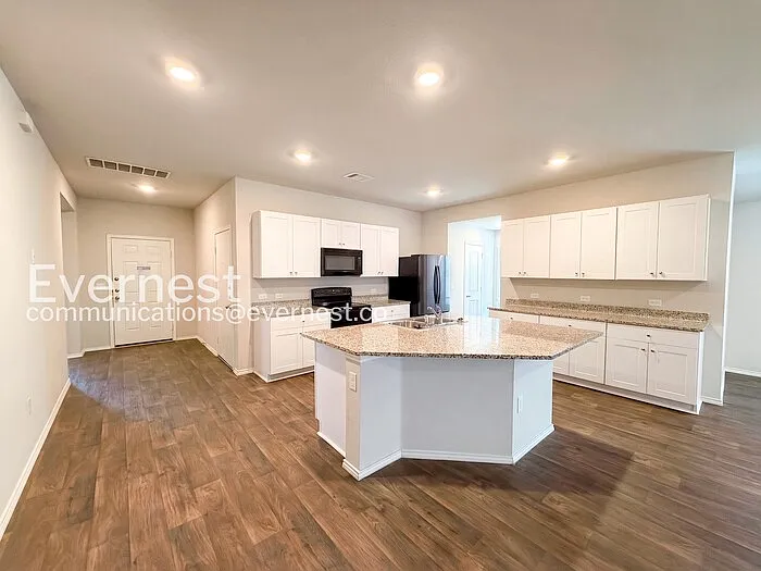 4 bed, 2.0 bath, 2032 sqft, $1,999 — Photo 2