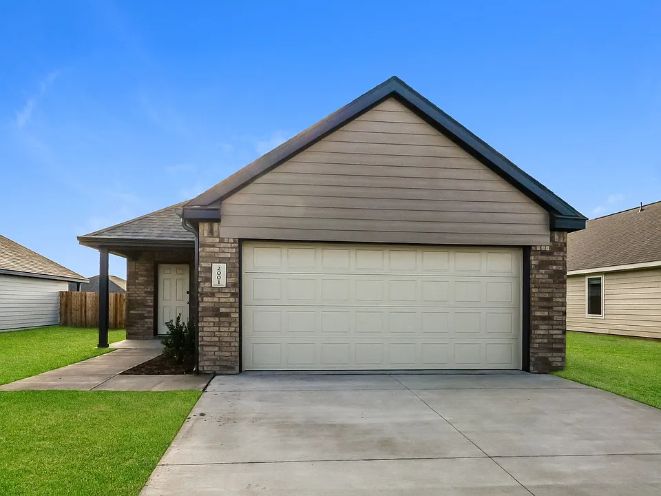 2001 Dogwood Dr