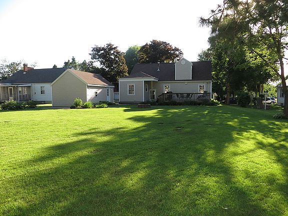 3rd image of 910 3rd Ave S