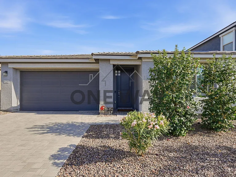 11253 E Ulysses Ave — Photo 2