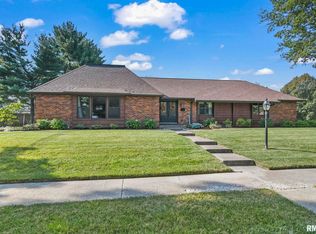 90 Pinehurst Dr, Springfield, IL 62704