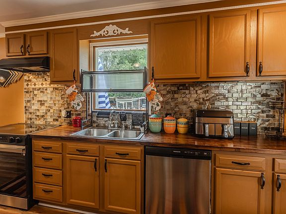 2nd image of 2115 Arrowwood Rd