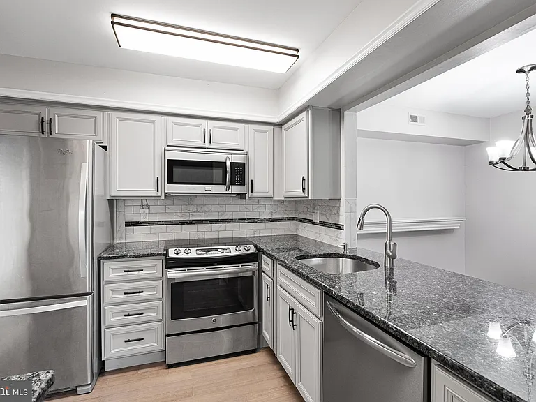 380 Delancey Pl #A — Photo 8