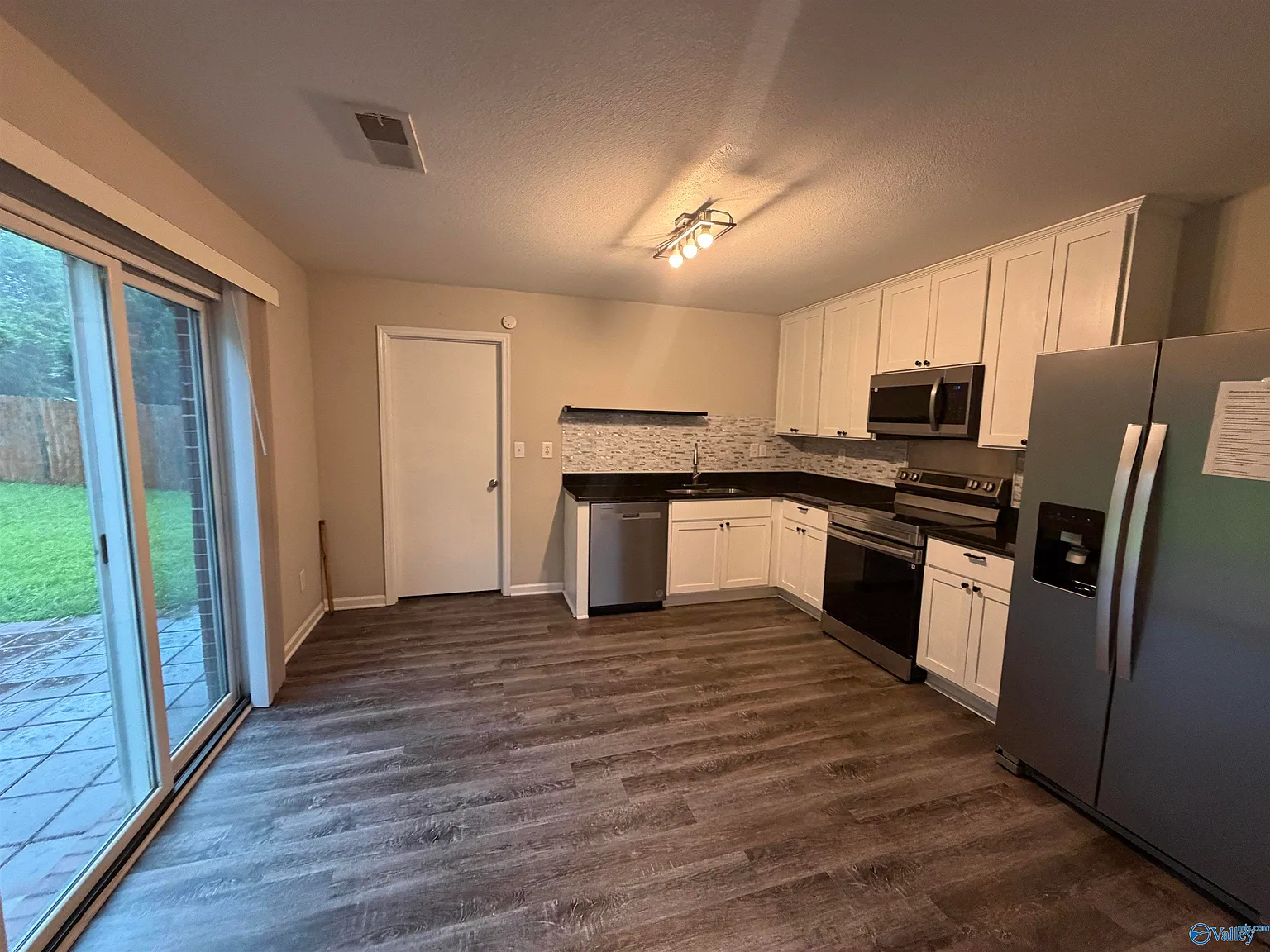3 bed, 2.5 bath, 2112 sqft, $1,850 — Photo 4